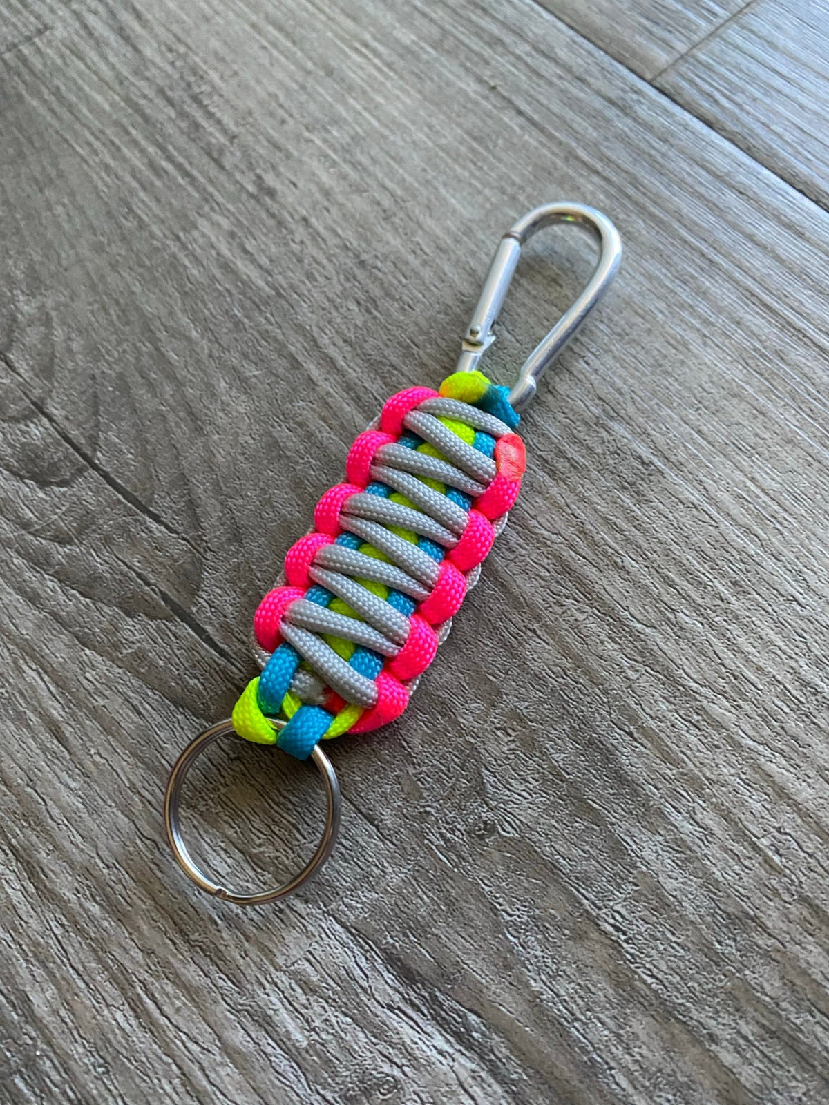 Deluxe custom paracord key ring with a bright colour combination